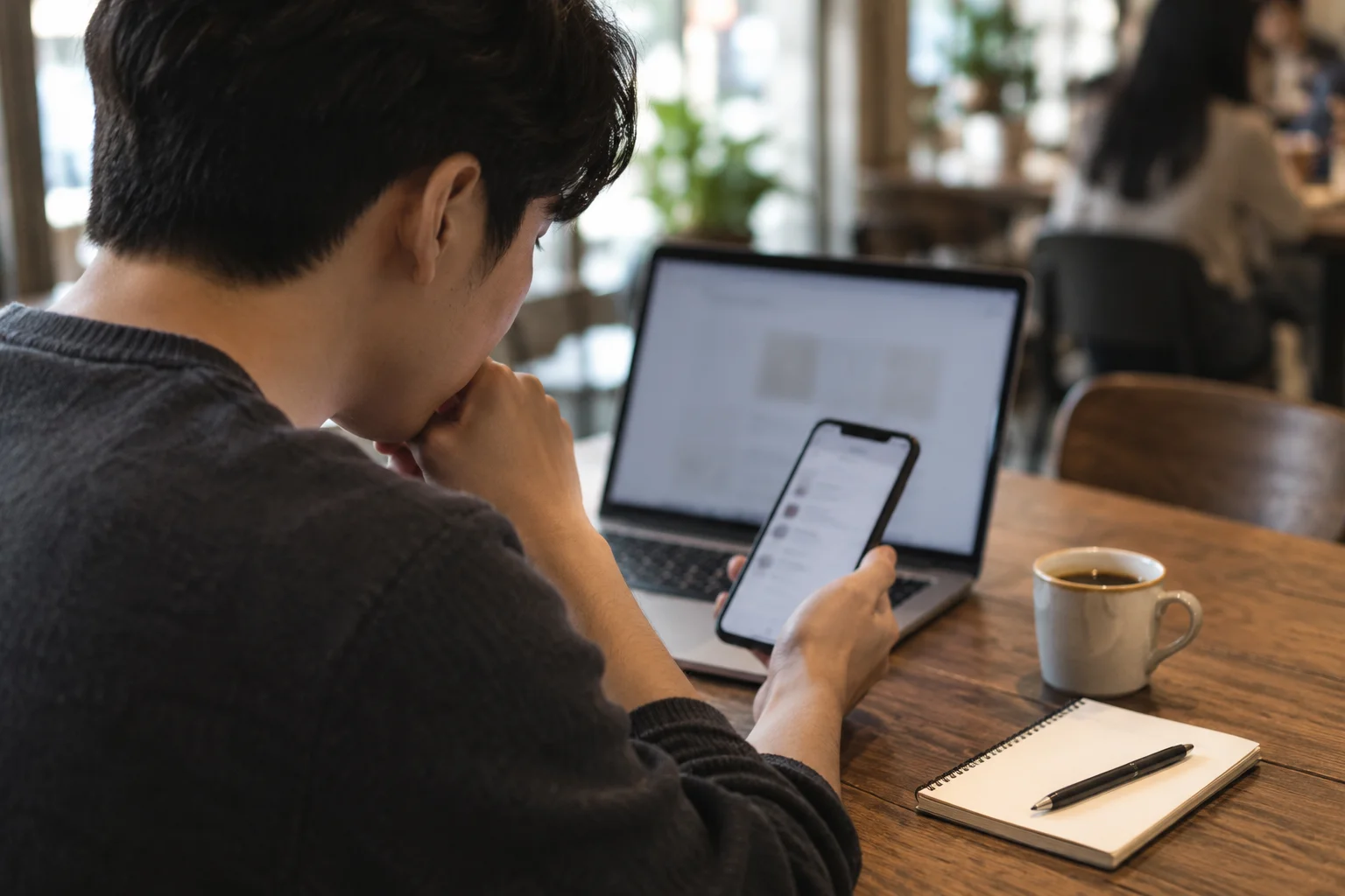 휴대전화에서 결제 내역을 확인하는 장면 — AI 생성 설명 이미지